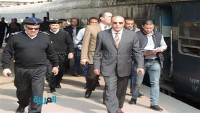 بالصور.. مدير شرطة النقل يشرف على تعقيم القطارات بمحطة القاهرة 