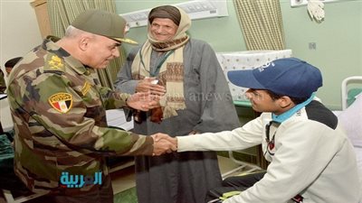 صبحى  يطمئن علي الحالة الصحية لرجال القوات المسلحة مصابى المواجهات مع الارهاب