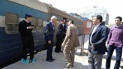 بالصور.. رئيس هيئة السكة الحديد يتفقد محطة الشرق وكوبري الليمون 