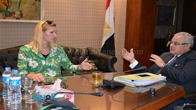 وزير السياحة يعقد اجتماعًا مع مسئولة الترويج لمصر