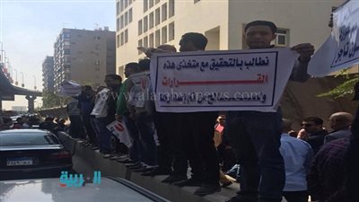 بالصور.. 10 آلاف مستورد يهتفون من أمام 