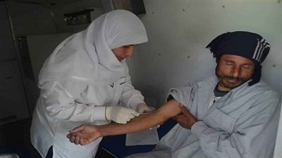 علاج 1850 حالة في قافلة طبية بملوي في المنيا