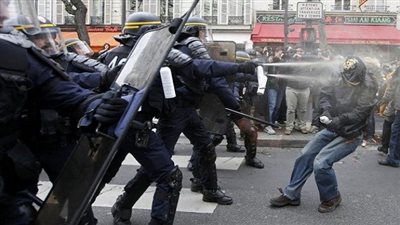 حرق سيارتين واعتقال 15 في اشتباكات الشرطة الفرنسية ومعارضي قانون العمل