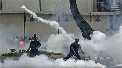 الشرطة تطلق الغاز المسيل للدموع.. وتعتقل عشرة من أنصار المعارضة 