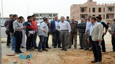 وزير الإسكان يتفقد 