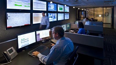 الجيش البريطاني يجذب خبراء الإنترنت بإعفائهم من بعض القواعد الصارمة