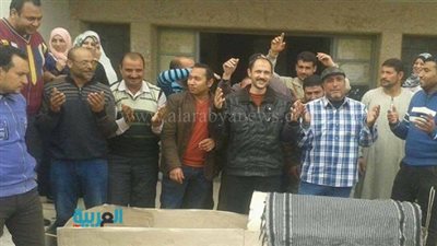 بالصور.. استمرار إضراب عمال 