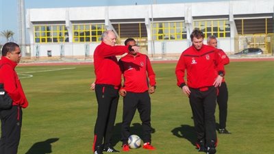 شاهد.. تدريبات خاصة لمدافعي الأهلي.. واحتفال بعيد ميلاد ليندمان