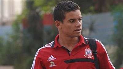 مدافع الأهلي ينفي التفاوض مع الزمالك