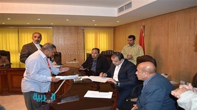 محافظ الفيوم يقرر زيادة معاش لشاب معاق.. وتوفير الرعاية لسيدة مُسنة