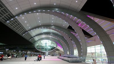 الاتحاد الإماراتي للسباحة يستقبل البعثة المصرية المشاركة في البطولة العربية بمطار دبي 