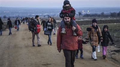 اليونان تستعد لإبعاد 750 مهاجرًا إلى تركيا