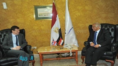 بالصور.. وزير النقل يدعو السفير البريطاني للاستثمار في مشروعات بمصر