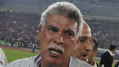 حسن شحاتة يمتنع عن التقاط الصور مع الجماهير في عزاء 