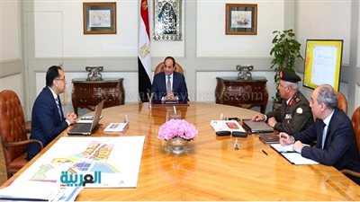 بالصور.. السيسي يجتمع بوزير الإسكان ورئيس أركان الهيئة الهندسية