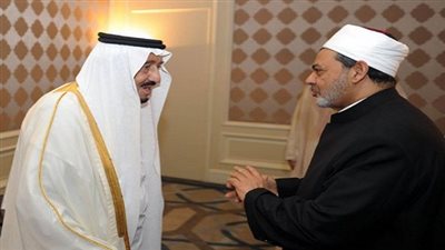 الإمام الأكبر والملك سلمان يصليان ركعتين تحية للمسجد