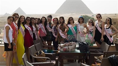 بالصور.. ملكات جمال العالم يروجن للسياحة بمصر في غياب الإعلام.. جولات بالغردقة والأقصر والإسكندرية.. والحفل الختامي بسفح الأهرامات 