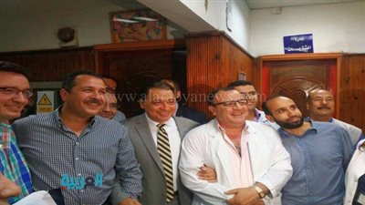 وزير الصحة يجري جولة مفاجئة بمستشفى منشية البكري ويكافئ العاملين