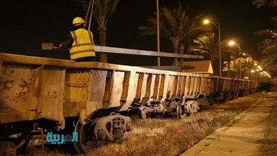 بالصور.. لأول مرة بميناء دمياط.. نقل حديد البليت بـ