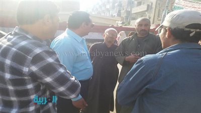 بالصور.. عمال القمامة بالمحلة يواصلون إضرابهم عن العمل