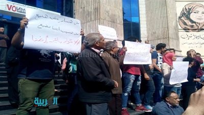 بالصور.. وقفة على سلالم 