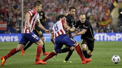 أتليتكو مدريد يتقدم على برشلونة بهدف في الشوط الأول