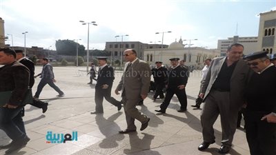 بالصور.. مدير شرطة النقل في جولة بمحطات المترو والسكة الحديد 