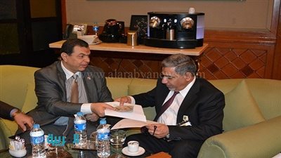 وزير القوى العاملة يسلم 