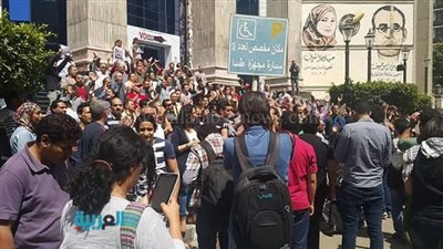 بالصور.. تزايد أعداد المتظاهرين على سلالم الصحفيين
