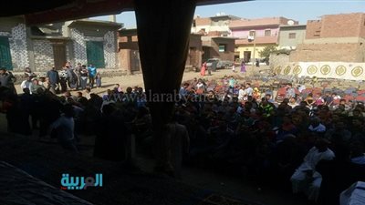 بالفيديو والصور.. عمال مصانع الطوب ينتفضون ضد الحكومة.. تراجعوا عن فكرة الأكفان.. رئيس الجمعية العمومية: يبقى الحال كما هو عليه.. و
