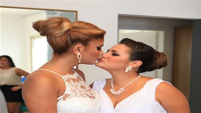 بالصور.. إسرائيل تحتفل بزواج الشواذ جنسيًا برحلات سياحيّة جوية 