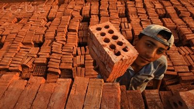 عمال مصانع الطوب: الحكومة تنظر إلى 200 ألف عامل وكأنهم 