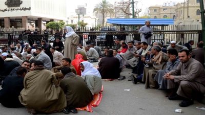 عمال الطوب يهددون بقطع الطرق والسكك الحديدية