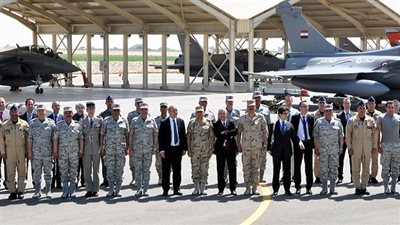 بالصور.. الفريق أول صدقي صبحي ووزير الدفاع الفرنسي يتفقدان إحدى القواعد الجوية 