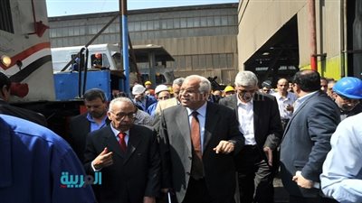 بالصور.. وزير النقل يتفقد ورش جرارات 