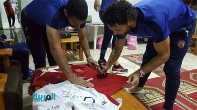 مزاد علني لقمصان الأهلي الموقع عليها من نجوم الفريق