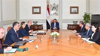 بالصور.. السيسي يجتمع برئيس الحكومة وعدد من الوزراء