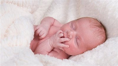 جنين يولد حيًا بعد موت أمه إكلينيكيًا بـ 55 يومًا في بولندا