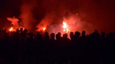 شاهد.. إصابة 32 من جمهور الأهلي باختناقات بعد اشتباكات مع الأمن