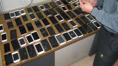 القبض على عاطل بحوزته 37 هاتفًا مسروقًا في الموسكي