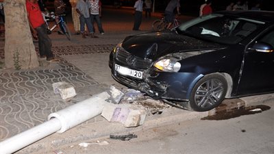 إصابة شخص إثر اصطدام سيارة بعمود إنارة في حلوان