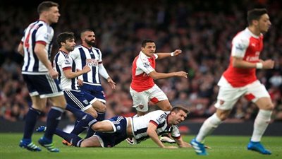 بالفيديو.. النني يهدر هدفًا أمام بروميتش وسانشيز يسجل هدفين في الشوط الأول