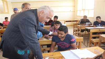 بالصور.. محافظ السويس يتفقد امتحانات النقل بالمدرسة الزخرفية