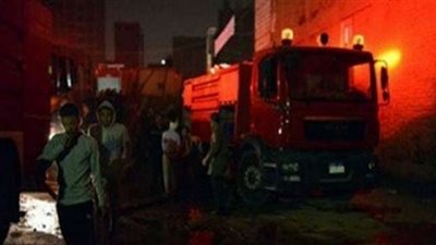 5 سيارات إطفاء تسيطر على حريق مخزن أخشاب بالمقطم 