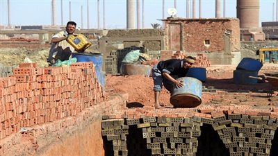 أمين عام نقابة الطوب: أزمة العمال تهدد بخسارة مليار جنيه شهريًا 