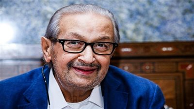 شاهد.. أسرة نور الشريف تحتفل بعيد ميلاده في السيدة زينب