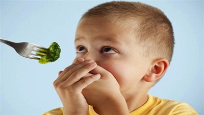 أسرة تضرب عن الطعام لحين عودة الأب إلى عمله بالمنيا