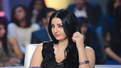 شاهد.. صافيناز تهرب من حر الصيف لشاطئ البحر بـ