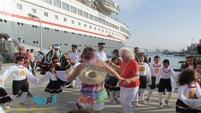 شاهد.. وصلة رقص من سائحتين على نغمة 