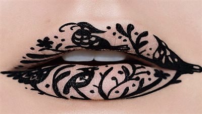 بالصور.. خبيرة تجميل تحول شفتيها لقطعة فنية